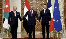 (g-d) Le roi de Jordanie Abdallah II, le président égyptien Abdel Fatah al-Sissi et le président français Emmanuel Macron, le 7 avril 2025 au Caire ( POOL / Benoit Tessier )