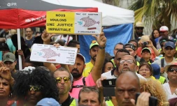 Gilets jaunes devant la Préfecture après leur rencontre avec Annick Girardin
