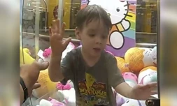 Australie : un enfant de trois ans entre et joue dans une machine à pince