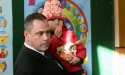 Le Britannique Robert Lawrie tient dans ses bras une petite réfugiée afghane de quatre ans, Bahar Ahmadi, avant son procès devant le tribunal correctionnel de Boulogne-sur-Mer, dans le Pas-de-Calais, le 14 janvier 2016