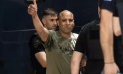 Un des neuf accusés du procÚs à Kalamata, en GrÚce, du naufrage meurtrier de l'Adriana aprÚs l'annonce de son acquittement, le 21 mai 2024 ( AFP / Angelos TZORTZINIS )