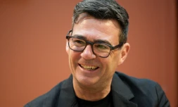 Andy Burnham lors d'une visite d'une association caritative qui vient en aide aux sans-abri, Ă Londres, juste avant sa nomination au poste de Premier ministre, le 20 juillet 2026
