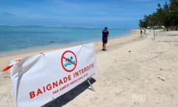 Baignade interdite à La Saline, des boulettes de fioul sur le sable