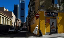 Une religieuse masquée marche dans une rue de Madrid, le 19 août 2020.