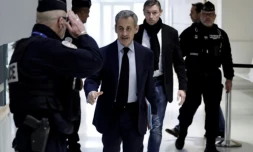 L'ancien président Nicolas Sarkozy (c) arrive au palais de justice de Paris, le 10 février 2025, pour le procès sur le financement illégal de sa campagne par la Libye en 2007 ( AFP / STEPHANE DE SAKUTIN )