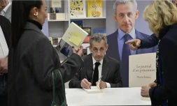 L'ancien président français Nicolas Sarkozy participe à une séance de dédicace à la Librairie de la Presse à l'occasion de la sortie de son nouveau livre, à Menton, en France, le 12 décembre 2025. - DANIEL PIER / NURPHOTO / NURPHOTO VIA AFP