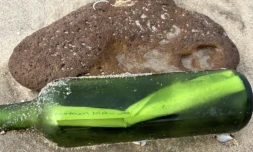 Une bouteille jetée à la mer par une Américaine trouvée à 6.000 km en Gironde [?]