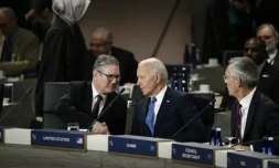 Le président américain Joe Biden (centre) parle avec le Premier ministre britannique Keir Starmer lors d'un sommet de l'Otan à Washington, le 11 juillet 2024 ( AFP / Brendan SMIALOWSKI )