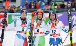 Le Slovène Zan Kranjec (c), vainqueur du slalom géant de Saalbach, pose sur le podium, le 19 décembre 2018
