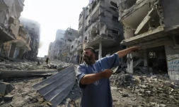 Un Palestinien au milieu des décombres dans le camp de réfugiés de Jabaliya dans la bande de Gaza aprÚs une frappe israélienne, le 11 octobre 2023 ( AFP / Mahmud HAMS )