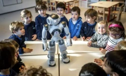 Des Ă©lĂšves de maternelle interagissent avec le robot Ă©ducatif et interactif Nao dans un Ă©tablissement sur le campus universitaire de l'Ăcole polytechnique fĂ©dĂ©rale de Lausanne, en Suisse, le 23 fĂ©vrier 2024 ( AFP / Fabrice COFFRINI )