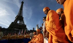 Des moines du groupe hindou Bochasanwasi Akshar Purushottam Swaminarayan Sanstha (BAPS) assistent à une cérémonie devant la Tour Eiffel à Paris, le 3 septembre 2026 ( AFP / Kenzo TRIBOUILLARD )
