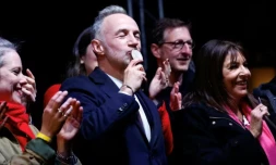 Emmanuel Grégoire, vainqueur de l'élection municipale à Paris, et la maire sortante de Paris Anne Hildago célÚbrent cette victoire au 2e tour du scrutin, le 22 mars 2026 à Paris ( AFP / Kenzo TRIBOUILLARD )