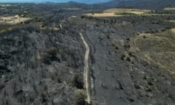 Vue aérienne d'une zone dévastée par des incendies prÚs de Montalba-le-Chùteau, dans les Pyrénées-Orientales, le 7 juillet 2026 ( AFP / LIONEL BONAVENTURE )