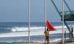 drapeau rouge plage des roches noires 