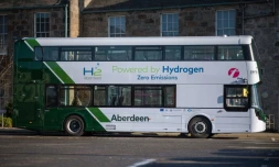 Un bus "double decker" à hydrogène dans une rue d'Ellon, le 5 novembre 2020 dans la région d'Aberdeen, en Ecosse