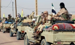 Des combattants touaregs de la Coordination des mouvements de l'Azawad (CMA) circulent prĂšs de Kidal, dans le nord du Mali, le 28 septembre 2016