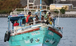 Un batreau de pêche ski lankais accoste au port de la Pointe des Galets
