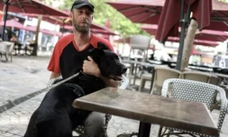 Le soldat Nicolas et son chien Pralin, le 22 juin 2023 à Carcassonne, dans l'Aude ( AFP / Charly TRIBALLEAU )