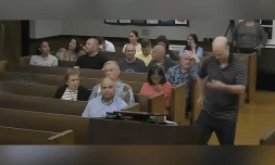 [Vidéo] Aux États-Unis, un opposant à sa mairie danse au conseil municipal pour dénoncer la hausse des impôts.