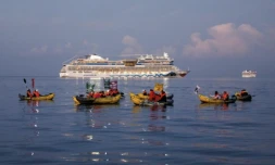 Des membres des collectifs Stop croisiÚres et Extinction Rebellion bloquent des navires de croisiÚre à l'entrée du port de Marseille pour dénoncer la pollution qu'ils génÚrent, le 21 septembre 2024 ( AFP / CLEMENT MAHOUDEAU )