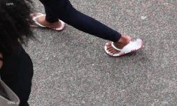Reflet d'une femme sur le mirroir d'eau dans le centre de Bordeaux où la population vient se rafraîchir, le 19 juin 2017
