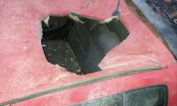 Sur cette photo prise par la police on voit le large trou dans le toit d'une voiture garée à Strasbourg, qui pourrait résulter de la chute d'un objet stellaire, le 21 novembre 2023 ( DDSP 67 / Handout )