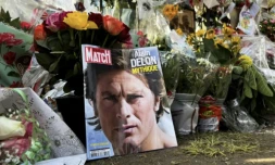 La Une de Paris Match consacrée à Alain Delon après son décès, devant sa propriété de Douchy (Loiret) le 21 août 2024 ( AFP / Tom MASSON )