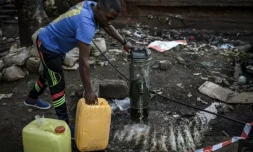 Une borne d'eau potable près du bidonville du bidonville Talus 2 à Koungou dans le nord-est de Mayotte, le 23 mai 2023 ( AFP / PHILIPPE LOPEZ )