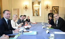 Le ministre du Travail Olivier Dussopt, à gauche et la Première ministre Elisabeth Borne, à sa droite lors de la réunion avec les représentants des syndicats dont le secrétaire général de la CFDT Laurent Berger (à droite) à Matignon, à Paris, le 16 mai 2023 ( POOL / bERTRAND GUAY )
