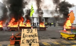 Des palettes brûlent devant l'usine Brandt où sont rassemblés des employés, le 11 décembre 2025 à Vendôme, dans le Loir-et-Cher ( AFP / JEAN-FRANCOIS MONIER )
