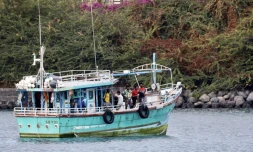 Un batreau de pêche ski lankais accoste au port de la Pointe des Galets