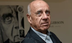 Le photographe américain devant l'affiche de  l'exposition "Ralph Gibson. La Trilogie, 1970-74" à Montpellier, le 17 octobre 2017