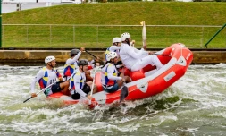 Spectacle de rafting pour le passage de la flamme olympique 