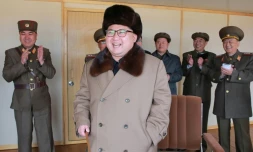 Photographie non datée transmise par l'agence de presse officielle nord-coréenne le 2 avril 2016 montrant le chef d'Etat Kim Jong-Un (c) inspectant un test de lancement d'un nouveau type de missile