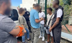 opération de contrôle par la police aux arrêts de bus