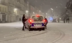 des jeunes engagent une bataille de boules de neige avec des policiers 