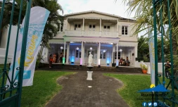 Exposition photo documentaire et peinture abstraite villa Région