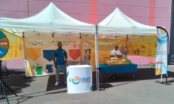 les médiateurs du tri des déchets à la place du marché forain de La Possession 