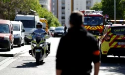 Des policiers sur les lieux où deux personnes ont été tuées et six autres blessées lors d'une fusillade dans le quartier des Moulins à Nice, le 11 mai 2026 ( AFP / Frederic DIDES )