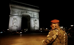 Un militaire monte la garde le 20 avril 2017 près de l'Arc de triomphe à Paris après la fusillade sur les Champs Elysées