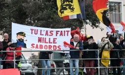 Des supporteurs saluent le marin belge Denis van Weynbergh à son arrivée aux Sables-d'Olonne samedi 8 mars où il a bouclé hors délais le Vendée Globe