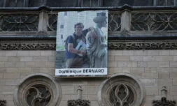 Un portrait de l'enseignant Dominique Bernard, tué dans un attentat islamiste, accroché sur la façade de la mairie d'Arras, le 19 octobre 2023 dans le Pas-de-Calais ( AFP / FRANCOIS LO PRESTI )