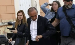 Une femme (D) jette un oeuf sur le président du parti d'extrême droite Reconquête! Éric Zemmour (G) lors d'une déambulation sur un marché, le 4 mai 2024 à Ajaccio ( AFP / PASCAL POCHARD-CASABIANCA )