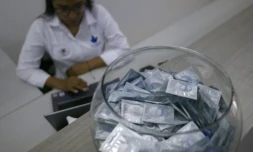 Des préservatifs mis à disposition gratuitement dans une clinique de Cali, en Colombie, le 30 novembre 2023 ( AFP / JOAQUIN SARMIENTO )