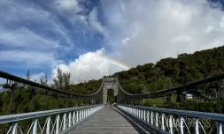 ciel bleu et nuages sur le pont de la rivière de l'est