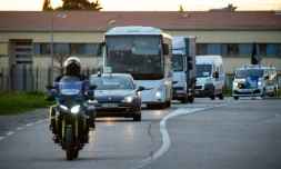 Les rapatriés du deuxième vol en provenance de Wuhan sont escortés le 2 févier 2020 depuis Istres où ils ont atterri