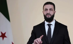 Image d'une vidéo diffusée par la présidence syrienne d'un discours à Damas du président par intérim, Ahmed al-Chareh, promettant de poursuivre les responsables des tueries de civils dans l'ouest du pays, le 9 mars 2025 ( Syrian Presidency / - )