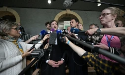 Les avocats de Joël Le Scouarnec, Maxiqume Tessier (c,g) et Thibaut Kurzawa (c,d) répondent aux questions des journalistes après la condamnation de l'ex-chirurgien pédocriminel à 20 ans de réclusion, le 28 mai 2025 à Vannes, dans le Morbihan ( AFP / Damien Meyer )