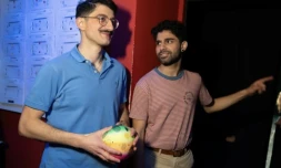 Le Libanais Christ Fadel et le Palestinien Bashar Badwan discutent avant leur représentation dans l'adaptation dialectale de la pièce "Qu'avons-nous fait au Bon Dieu ?" au Théâtre alsacien de Schiltigheim, dans le Bas-Rhin, le 18 février 2025 ( AFP / ROMEO BOETZLE )